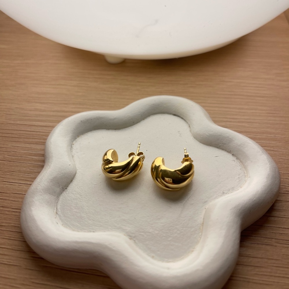 Elegant 14kt Gold Hoop Earrings